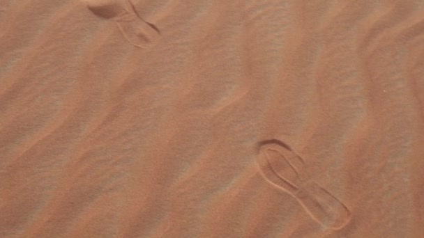 Huellas humanas en la arena en el desierto de Rub al Khali Emiratos Árabes Unidos — Vídeos de Stock