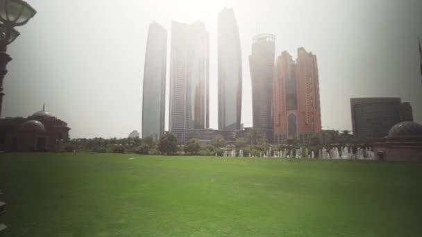 Drapacze chmur w mieście Abu Zabi Zobacz z trawnika hotel Emirates Palace Stockowy materiał wideo — Wideo stockowe