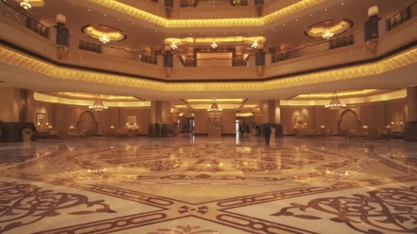 Intérieur de l'hôtel présidentiel Emirates Palace à Abu Dhabi banque d'images vidéo — Video