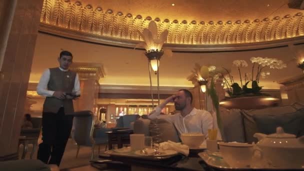 Interieur van het presidentiële Hotel Emirates Palace in Abu Dhabi stock footage video — Stockvideo