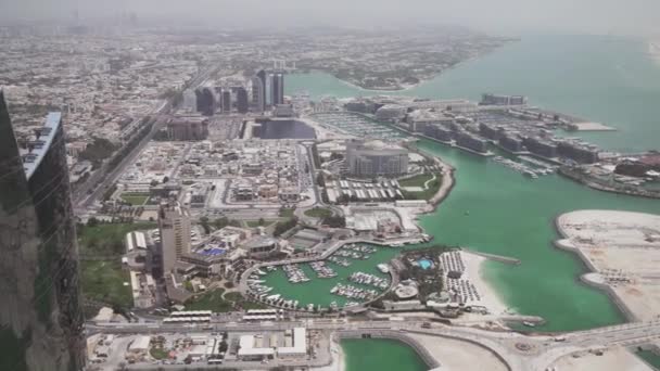 Mooie bovenaanzicht van Abu Dhabi stock footage video — Stockvideo