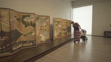 Abu Dhabi, Birleşik Arap Emirlikleri - 04 Nisan 2018: Abu Dhabi stok görüntüleri video yeni Louvre Müzesi'nde sergilenen bakarak insanlar