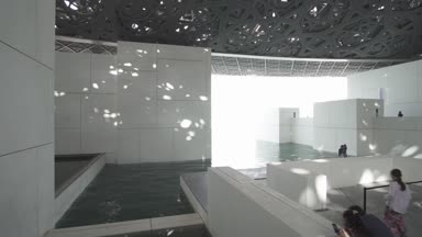 Abu Dabi yansımalar yağmur ışık kubbe stok görüntüleri video gösteren yeni Louvre Müzesi iç
