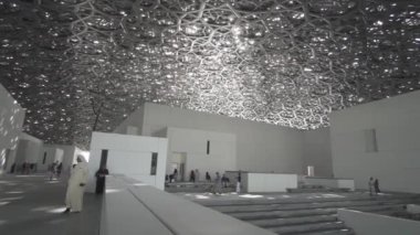 Abu Dabi yansımalar yağmur ışık kubbe stok görüntüleri video gösteren yeni Louvre Müzesi iç