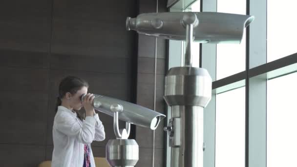 Adolescente regarde à travers le télescope Abu Dhabi à partir de la vidéo de stock de la plate-forme d'observation — Video