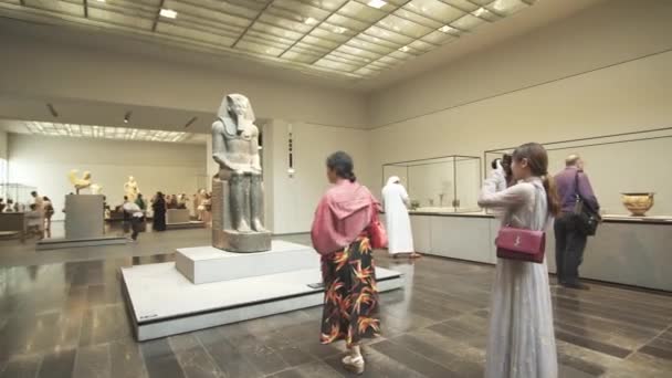 Pessoas olhando para exposições no novo Museu do Louvre em Abu Dhabi — Vídeo de Stock