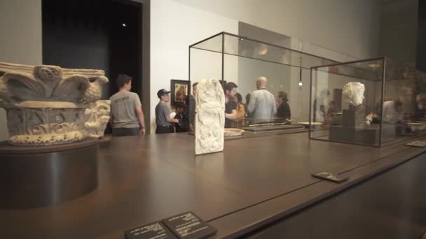 人们看在阿布扎比的新卢浮宫博物馆展出的展品录像视频 — 图库视频影像