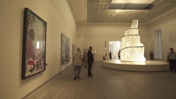 Gente mirando exposiciones en el nuevo Museo del Louvre en Abu Dhabi material de archivo de vídeo — Vídeos de Stock