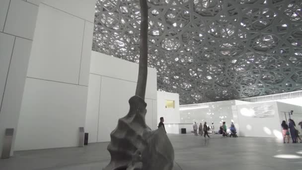 Interior del nuevo Museo del Louvre en Abu Dhabi mostrando los reflejos de la lluvia de luz video de archivo de la cúpula — Vídeos de Stock