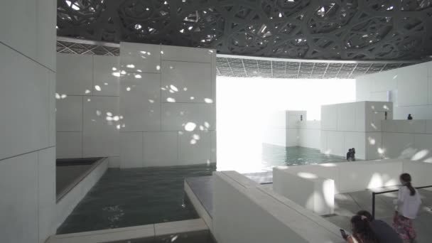 Wnętrze nowego Muzeum Louvre w Abu Dhabi Wyświetlono refleksje deszczu światła kopuła Stockowy wideo — Wideo stockowe
