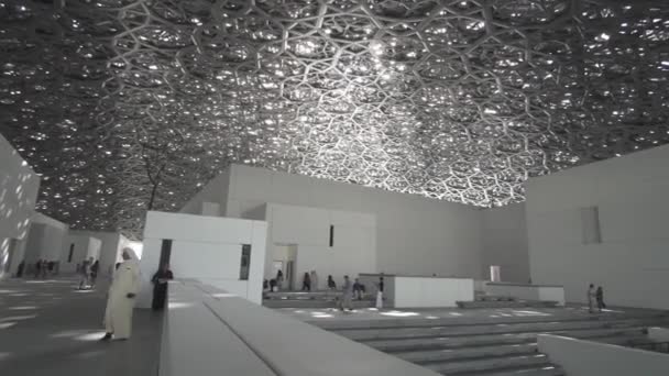 Interior do novo Museu do Louvre em Abu Dhabi mostrando reflexos da chuva de luz vídeo de imagens da cúpula — Vídeo de Stock