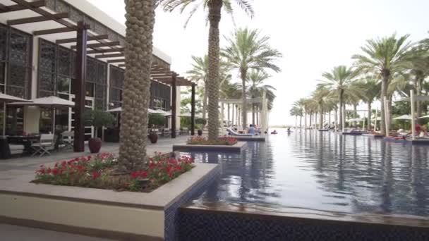 Abu Dhabi Uae April 2018 Pool Palm Trees Park Hyatt — Stock Video