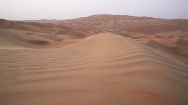Üzerinde güzel kumulları günbatımı Birleşik Arap Emirlikleri stok görüntüleri video önce Rub al hali çölde kum Rüzgar kovalayan