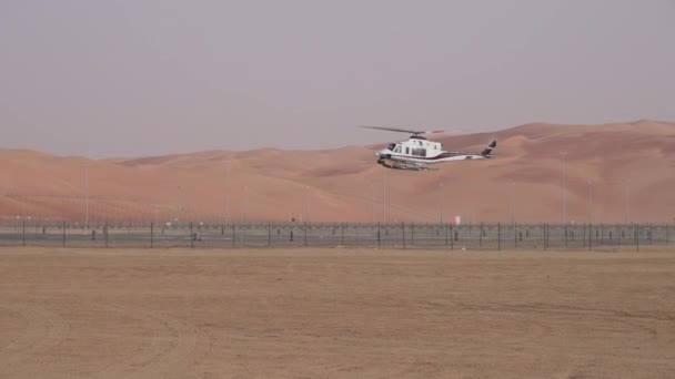 Helicóptero despega con el telón de fondo de la duna Moreeb en Rub al Khali video de imágenes del desierto — Vídeo de stock