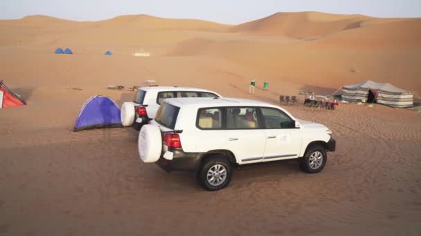 Acampamento turístico entre dunas no deserto de Rub al Khali ao nascer do sol — Vídeo de Stock