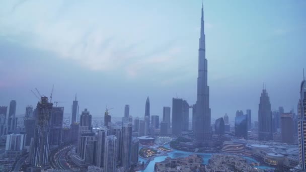 Burj Khalifa vista noturna a partir da altura de um arranha-céu imagens de vídeo — Vídeo de Stock