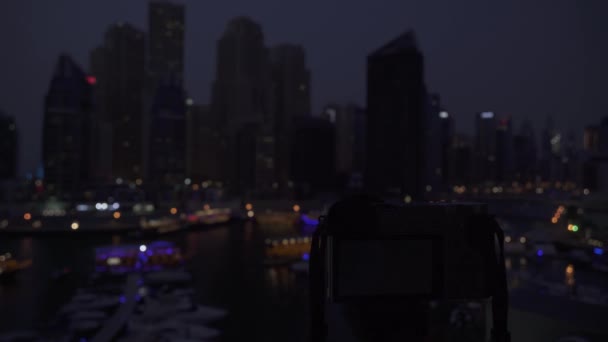 Η φωτογραφική μηχανή πυροβολεί taymlaps Νυχτερινή άποψη του Ντουμπάι Μαρίνα στοκ πλάνα βίντεο — Αρχείο Βίντεο