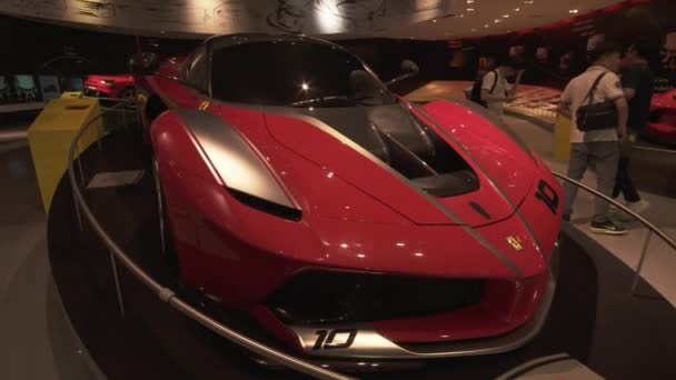 Mașină de expoziție într-un parc tematic Ferrari World Abu Dhabi clipuri video şi secvenţe video — Videoclip de stoc