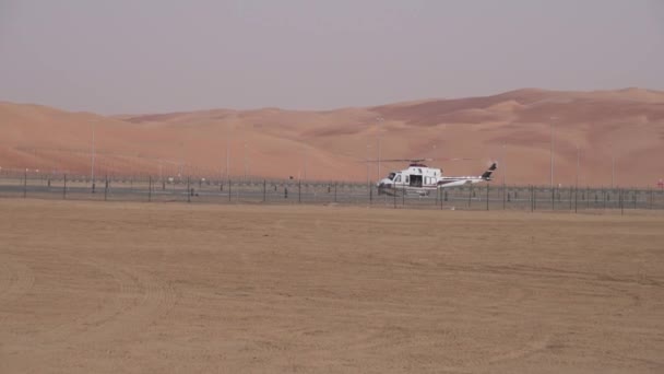 Helicóptero no fundo de Moreeb Dune no deserto de Rub al Khali imagens de vídeo — Vídeo de Stock