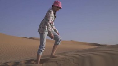 Kız Genç Rub al hali çöl Birleşik Arap Emirlikleri Stok görüntüleri video dune yamacında kum akıyor