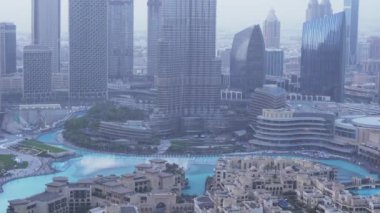 Uluslararası Dubai Kongre ve Sergi Sarayı Çeşme akşam görünümünden bir gökdelen yükseklik Stok görüntüleri video