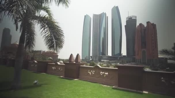 Wolkenkrabber in Abu Dhabi uitzicht vanaf het gazon van de Emiraten hotel Palace beeldmateriaal Vídeo — Stockvideo