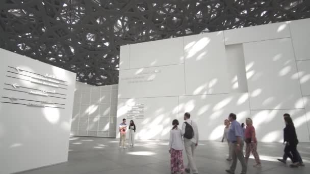 Wnętrze nowego Muzeum Louvre w Abu Dhabi Wyświetlono refleksje deszczu światła kopuła Stockowy wideo — Wideo stockowe