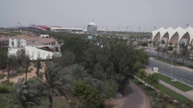 Ferrari World Abu Dabi ve Yas Marina devre üzerinde Yas Island, Abu Dabi stok görüntüleri video