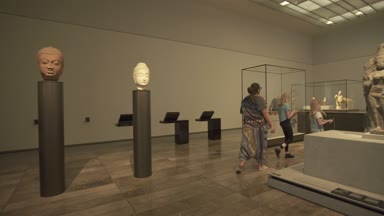 Abu Dabi stok görüntüleri video yeni Louvre Müzesi'nde sergilenen bakarak insanlar