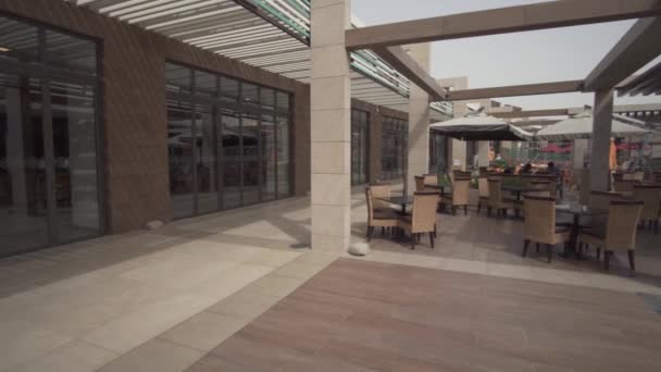Территория общественного питания на складе Ferrari World Abu Dhabi — стоковое видео