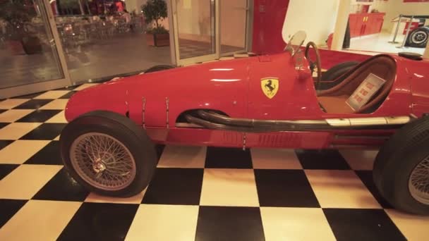 Exposición de coches en un parque temático Ferrari World Abu Dhabi imágenes de archivo de vídeo — Vídeo de stock