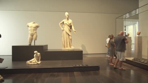 Pessoas olhando para exposições no novo Museu do Louvre em Abu Dhabi — Vídeo de Stock