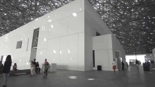 Interior dari Museum Louvre yang baru di Abu Dhabi menunjukkan refleksi dari video rekaman kubah Rain of Light — Stok Video