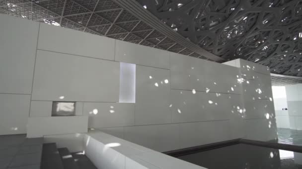 아 부 다 비 반사 빛의 비 돔 재고 장면 비디오를 보여주는 새로운 루브르 박물관의 내부 — 비디오
