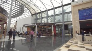 Alışveriş bölgesine yakın Ferrari World Abu Dhabi stok görüntüleri video