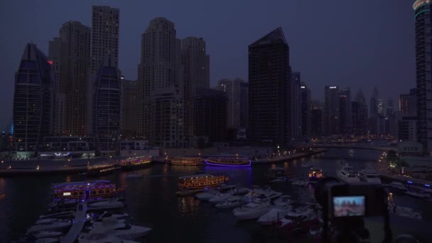 Cámara dispara taymlaps vista nocturna de Dubai Marina archivo de vídeo — Vídeos de Stock