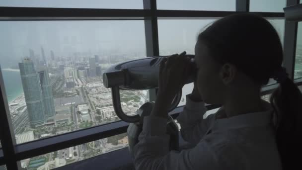 Adolescente olha através do telescópio Abu Dhabi a partir de vídeo de imagens de observação deck — Vídeo de Stock