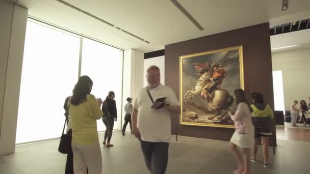 Gente mirando exposiciones en el nuevo Museo del Louvre en Abu Dhabi material de archivo de vídeo — Vídeos de Stock