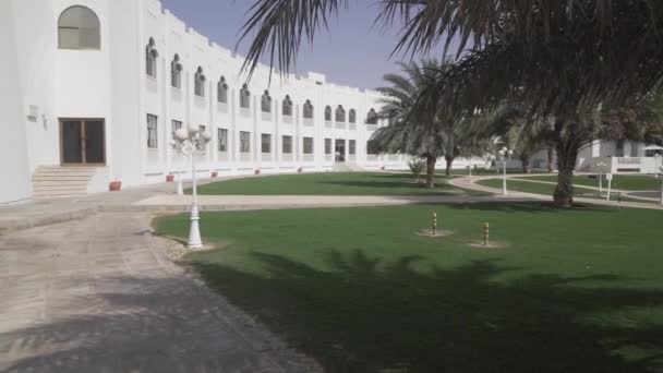 Territorio dell'Hotel Liwa nel deserto di Rub al Khali Emirati Arabi Uniti stock footage video — Video Stock