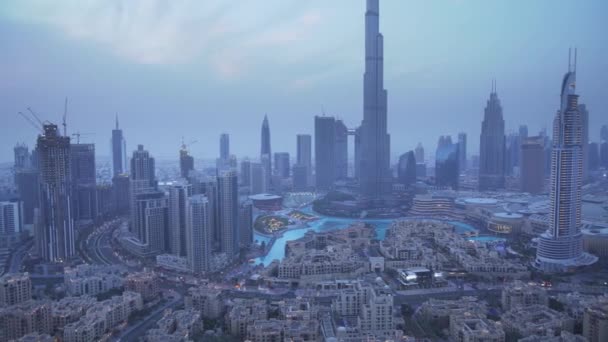 Večerní pohled z výšky stopáže videa mrakodrap Burdž Chalífa — Stock video