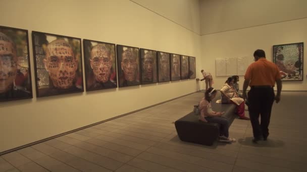 Persone che guardano le mostre nel nuovo Museo del Louvre ad Abu Dhabi stock footage video — Video Stock