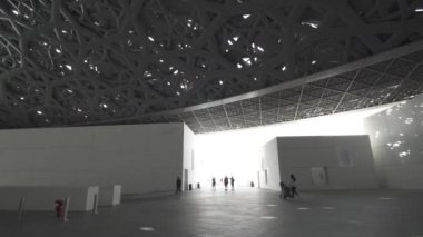 Abu Dabi yansımalar yağmur ışık kubbe stok görüntüleri video gösteren yeni Louvre Müzesi iç
