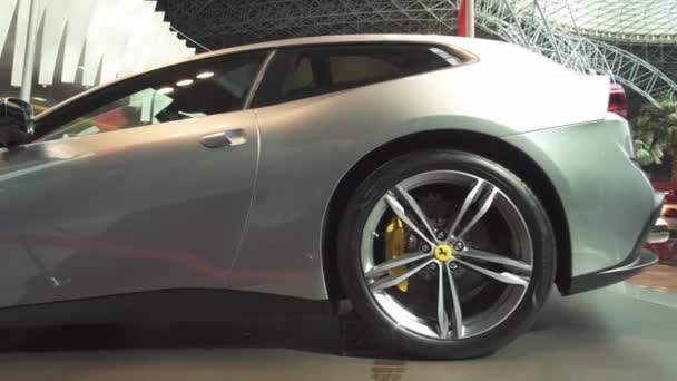 Výstava auto v zábavním parku Ferrari World Abu Dhabi stopáže videa — Stock video