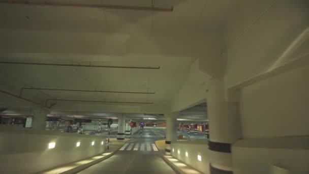 Multi-nivel centro comercial aparcamiento material de archivo de vídeo — Vídeo de stock
