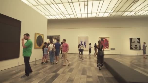 Les gens qui regardent des expositions dans le nouveau musée du Louvre à Abu Dhabi stock footage video — Video