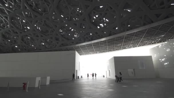 Interior del nuevo Museo del Louvre en Abu Dhabi mostrando los reflejos de la lluvia de luz video de archivo de la cúpula — Vídeos de Stock