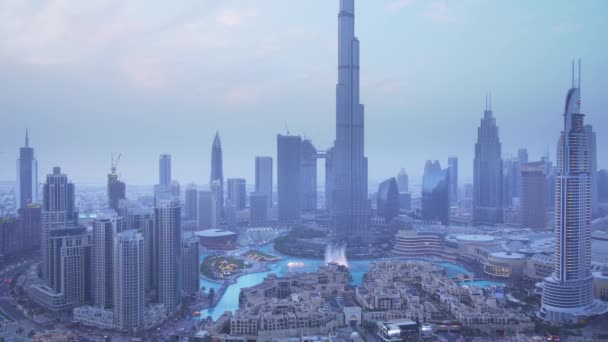 Burj Khalifa Fuente vista de la noche desde un rascacielos altura archivo de vídeo — Vídeo de stock