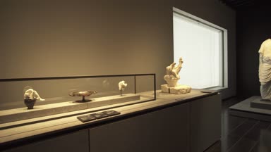 Abu Dabi stok görüntüleri video yeni Louvre Müzesi'nde sergilenen bakarak insanlar