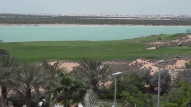 Golf sahaları Abu Dhabi Yas Island denizde tarafından görüntüleri video stok