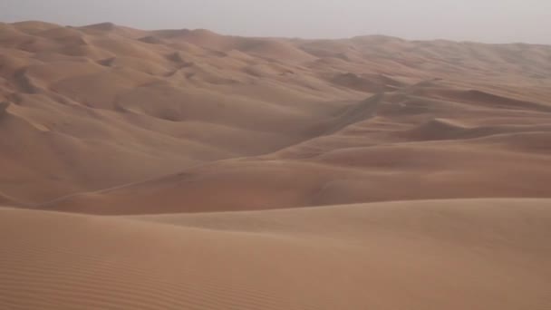 Wunderschöne mehrfarbige Dünen in der Rub al Khali Wüste vereinigte arabische Emirate Stock Footage Video — Stockvideo